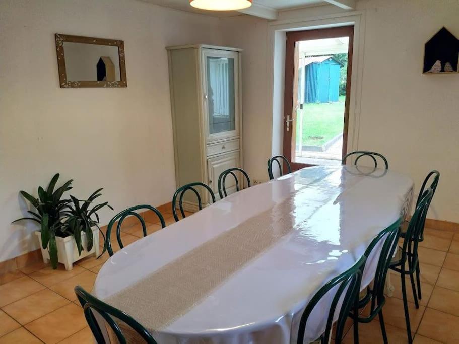 Maison de famille entre terre et mer Lantic Extérieur photo